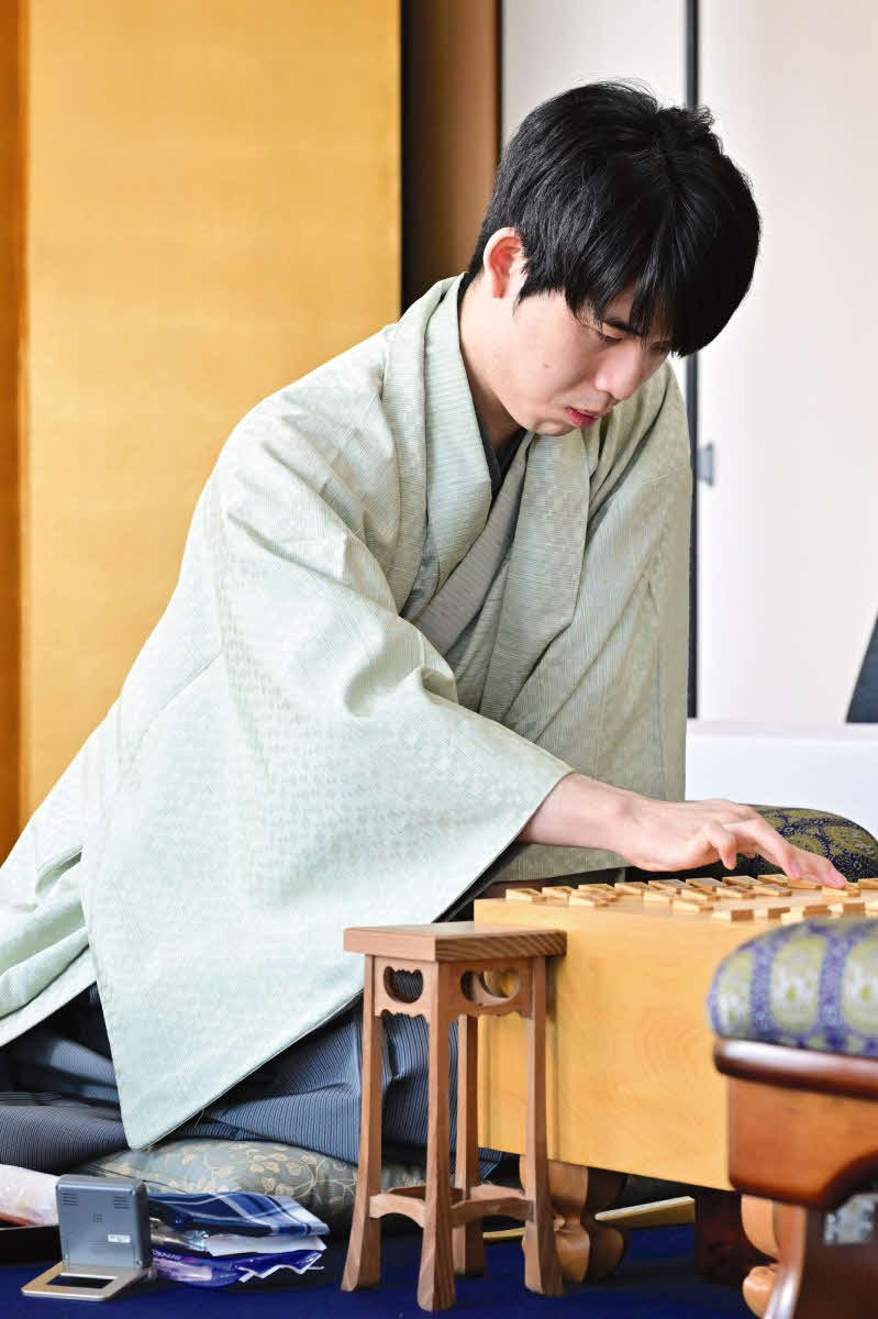 伊藤匠七段に3連勝して竜王戦3連覇まであと1勝としている藤井聡太竜王（日本将棋連盟提供）
