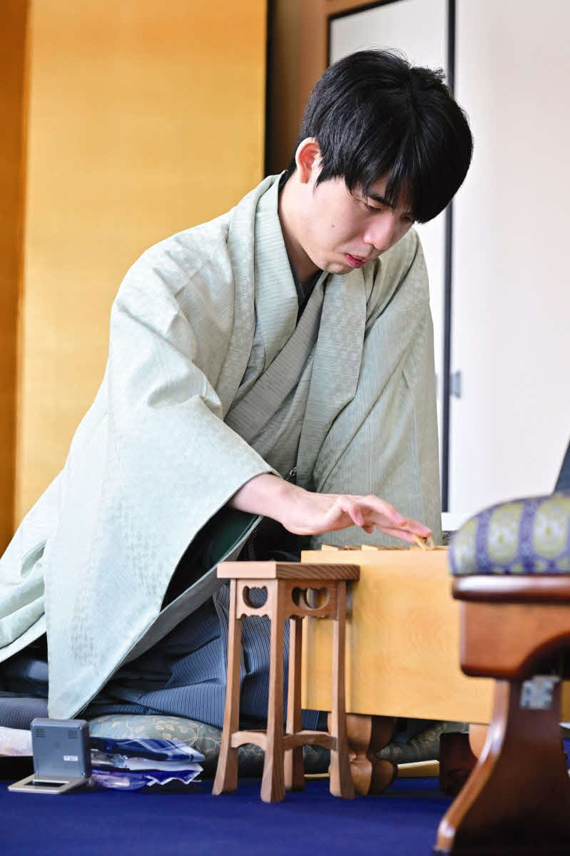 伊藤匠七段に3連勝して竜王戦3連覇まであと1勝としている藤井聡太竜王（日本将棋連盟提供）
