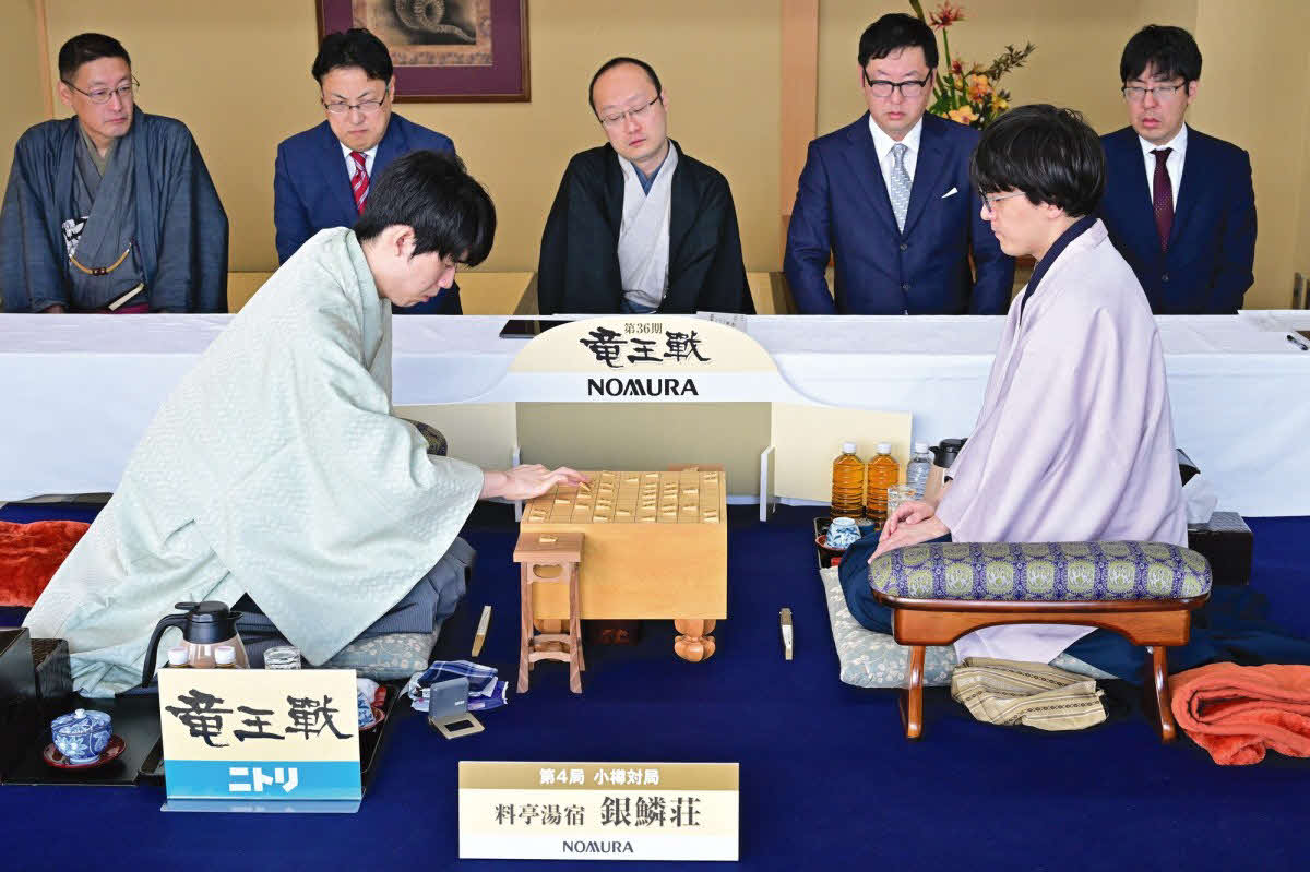藤井聡太竜王（左）が伊藤匠七段（右）に3連勝して迎えた竜王戦第4局は2日目がスタート（日本将棋連盟提供）