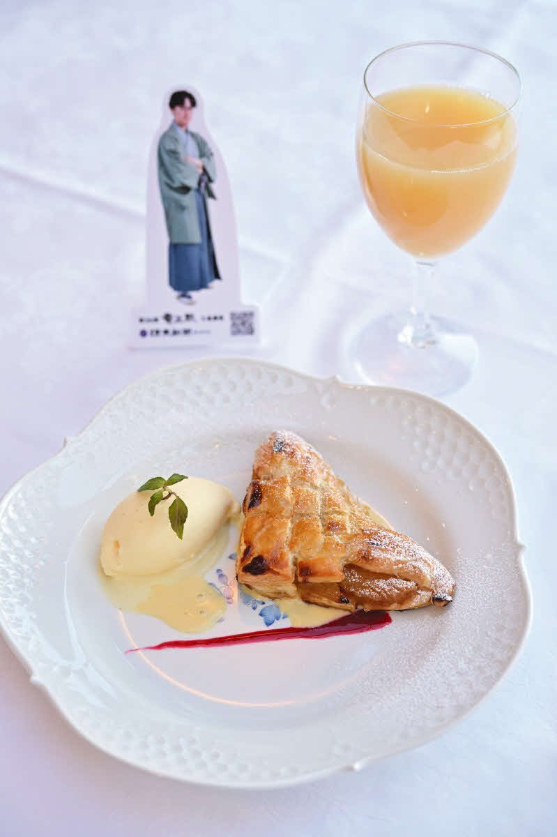 伊藤匠七段利2日目午後のおやつは「特製アップル・パイ　バニラのアイスクリーム添え」「ニトリ観光果樹園りんごジュース」（日本将棋連盟提供）