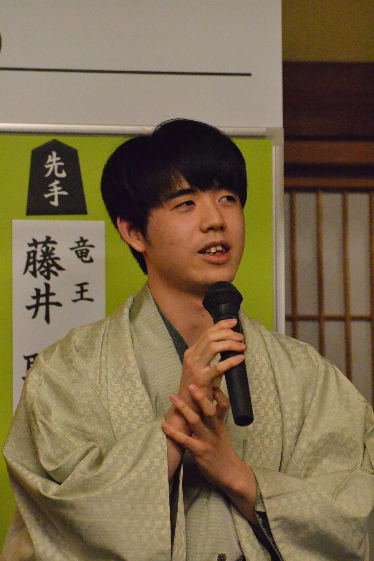 竜王戦3連覇を果たして大盤解説会であいさつする藤井聡太竜王