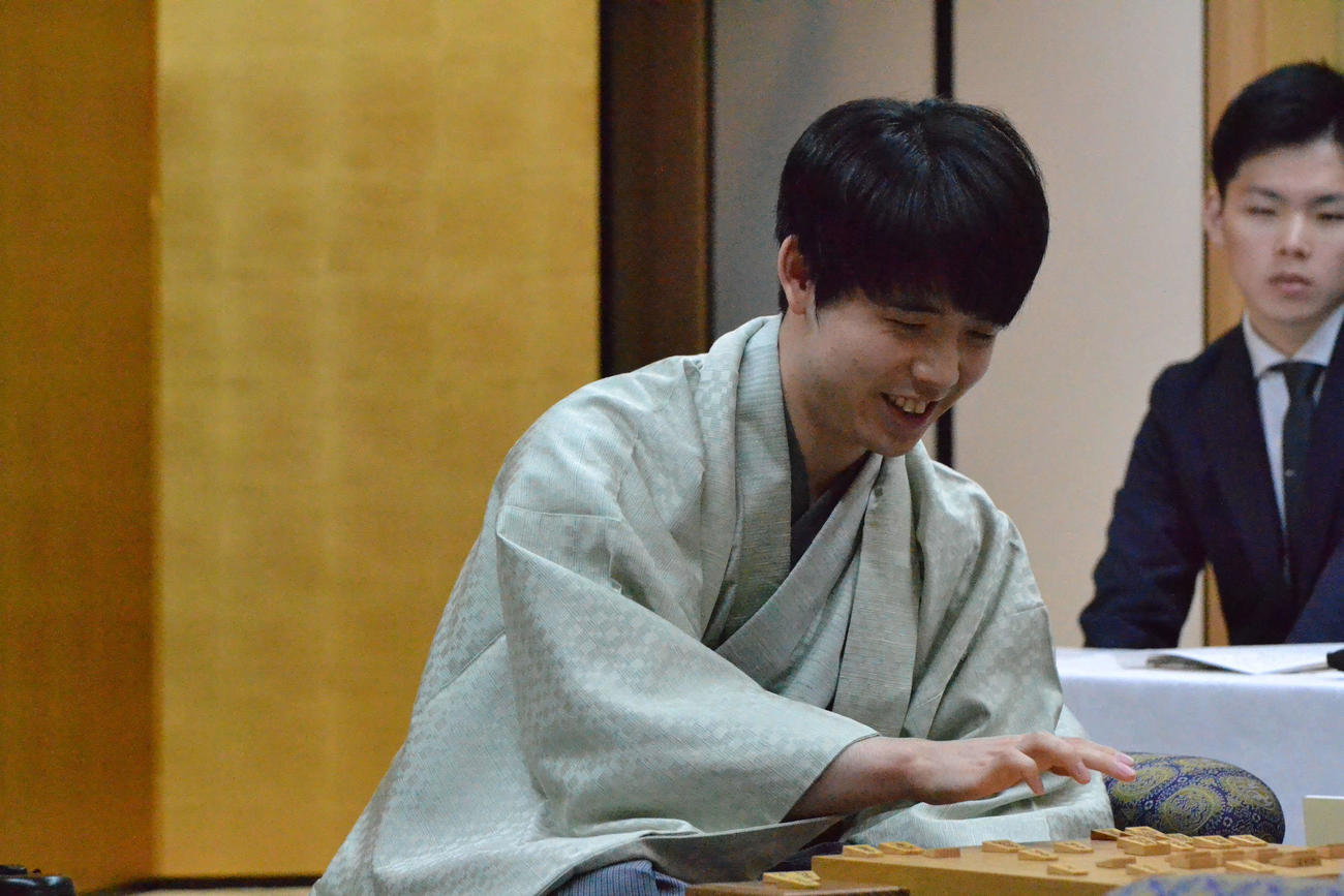竜王戦3連覇を果たして笑顔を見せる藤井聡太竜王