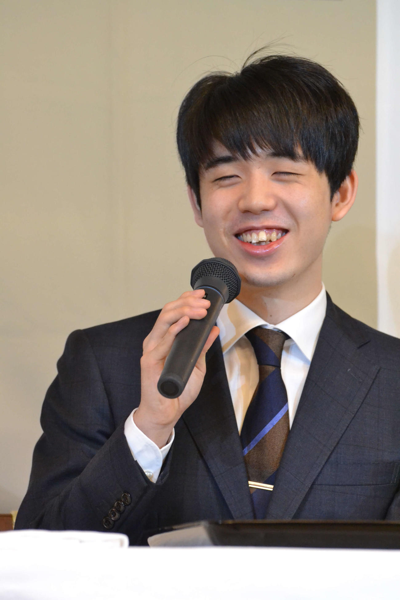 一夜明け会見で2日目午前のおやつについて笑顔で答える藤井聡太竜王