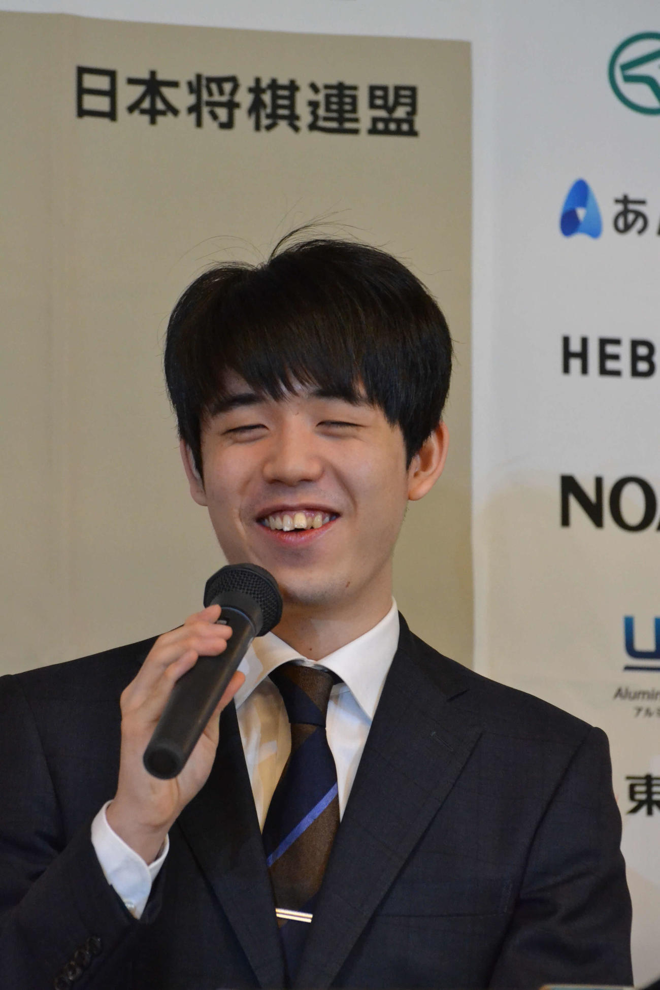 一夜明け会見で2日目午前のおやつについて笑顔で答える藤井聡太竜王