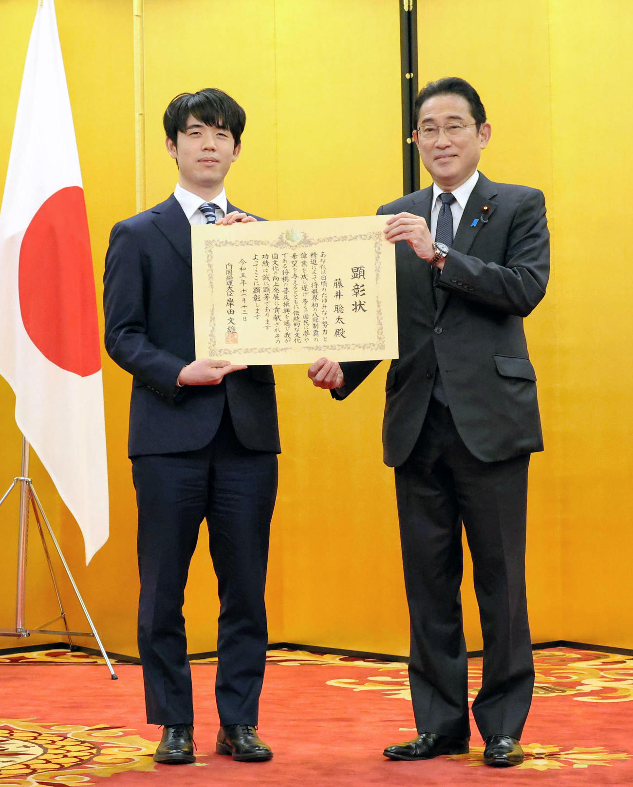 藤井聡太8冠が内閣総理大臣顕彰式出席 母裕子さんも見守る 岸田首相には「雲外蒼天」の色紙 - 社会写真ニュース : 日刊スポーツ