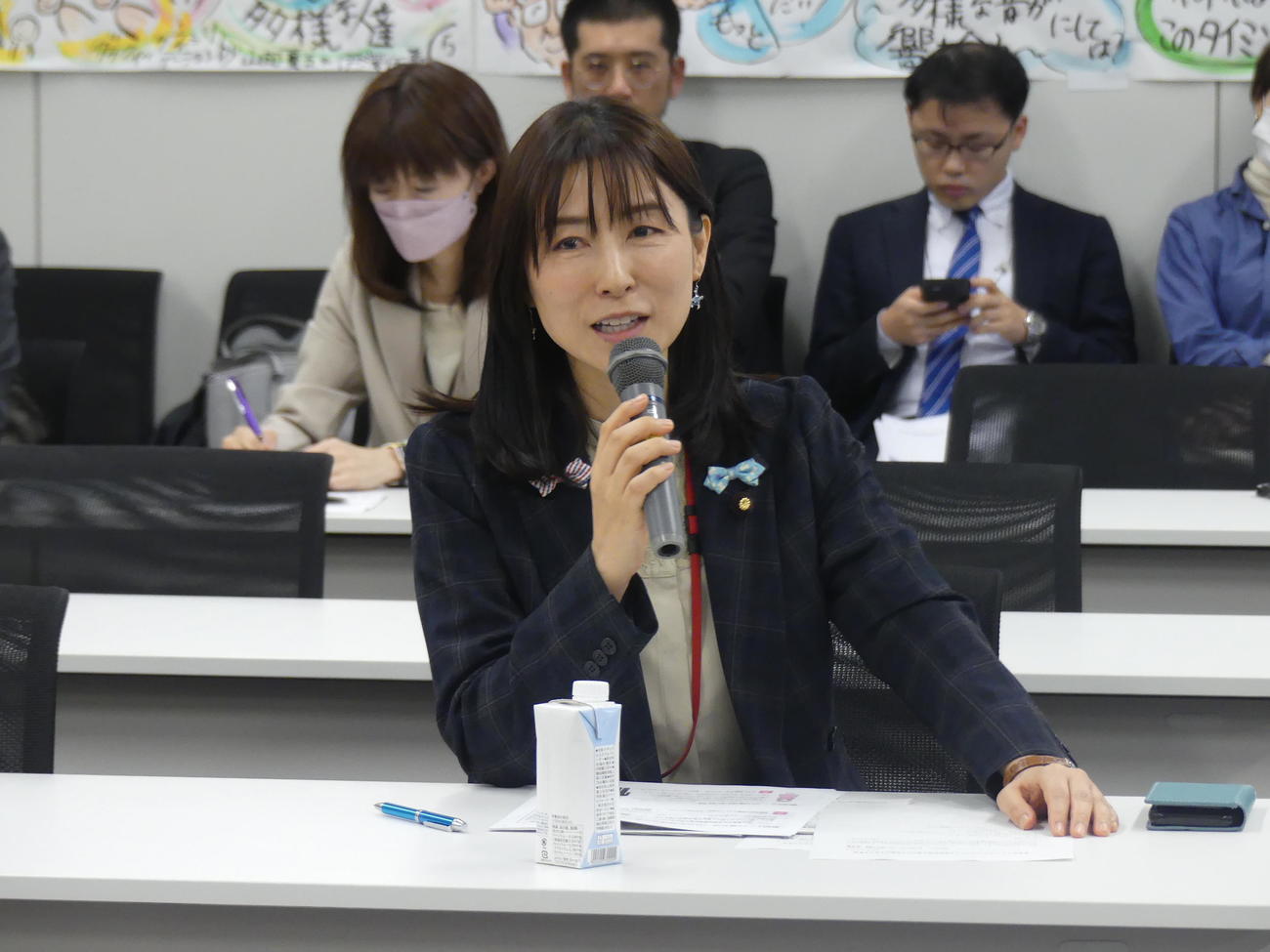 悪質ホスト問題をめぐる党のヒアリングで発言するル立憲民主党の塩村文夏参院議員（撮影・中山知子）