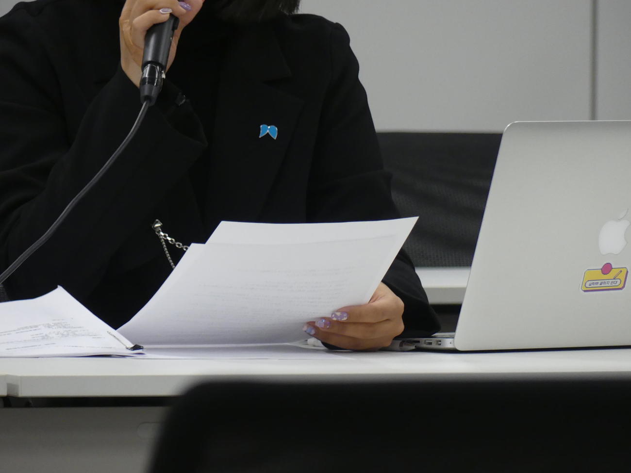 悪質ホスト問題をめぐる立憲民主党のヒアリングで被害体験を語る女性（撮影・中山知子）