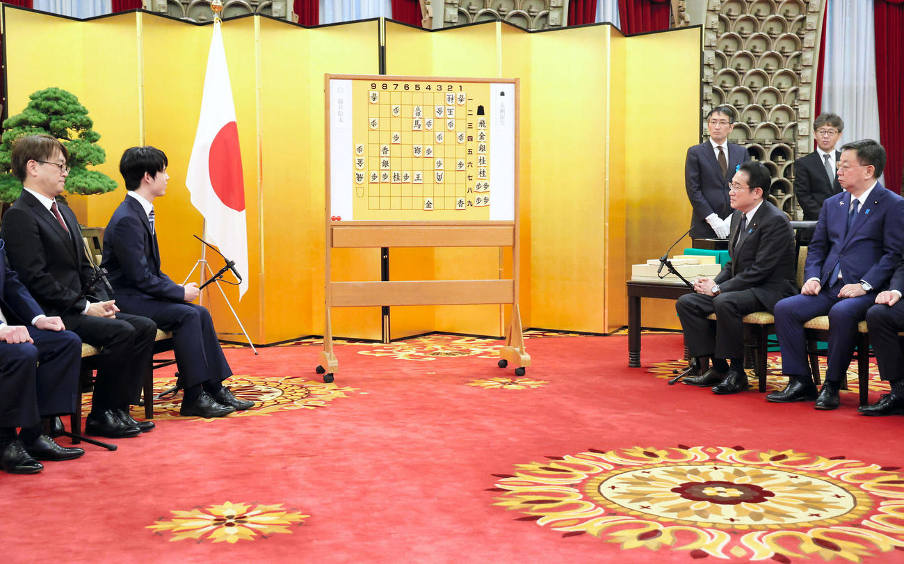 内閣総理大臣顕彰式で岸田首相の質問に答える将棋の藤井聡太八冠（左から2人目）（代表撮影）