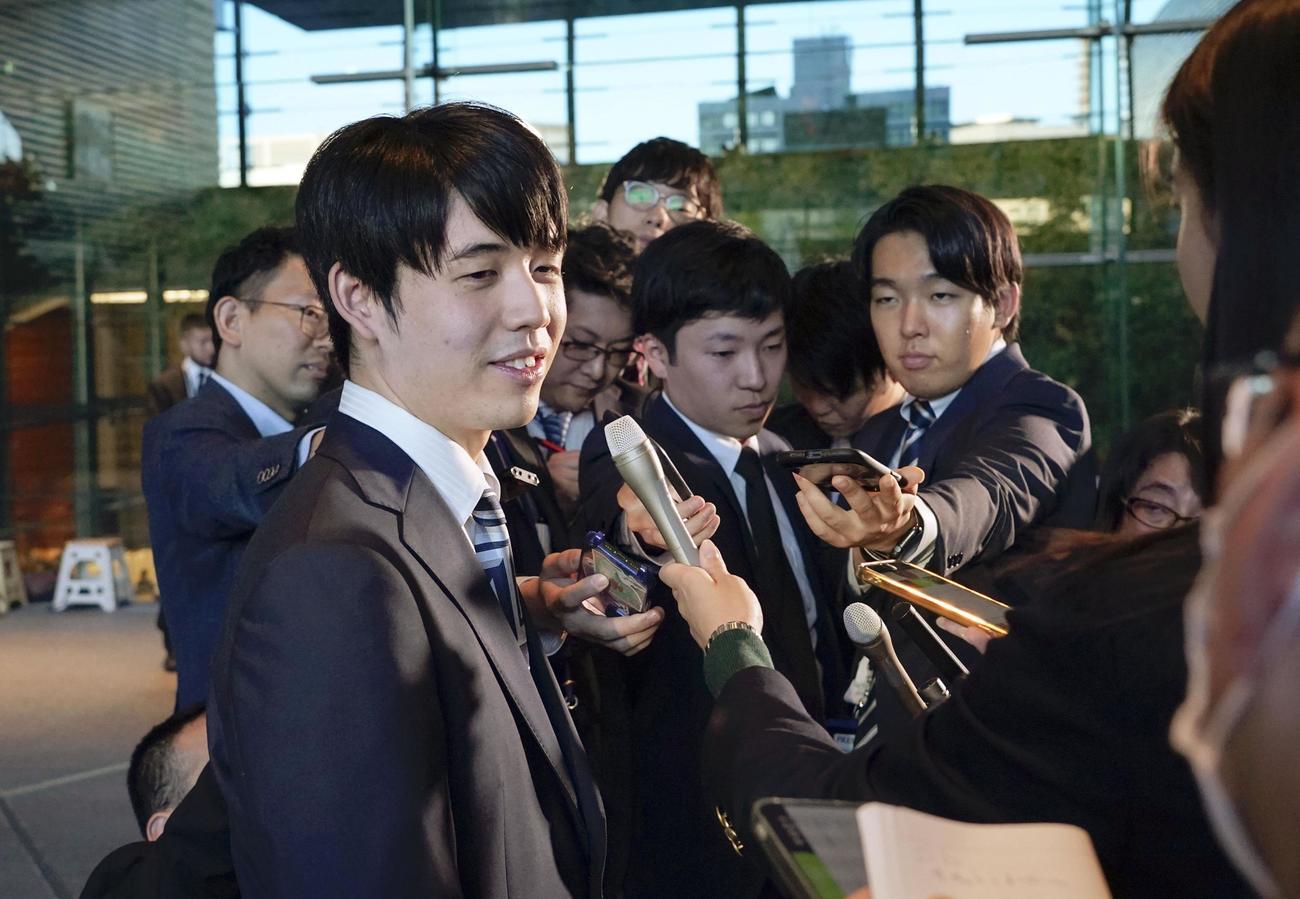 内閣総理大臣顕彰式を終え、取材に応じる将棋の藤井聡太八冠（共同）