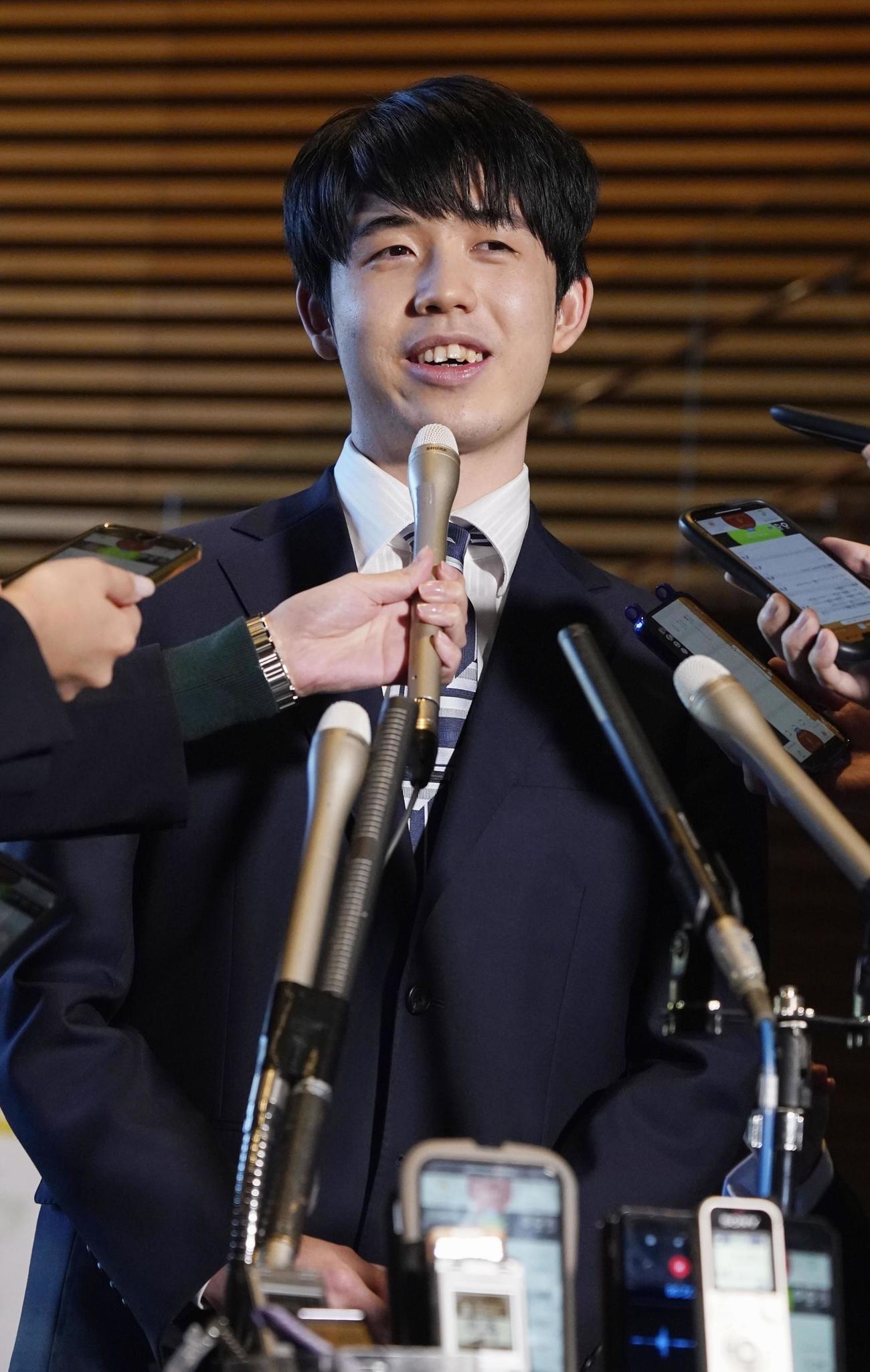 内閣総理大臣顕彰式を終え、取材に応じる将棋の藤井聡太八冠（共同）