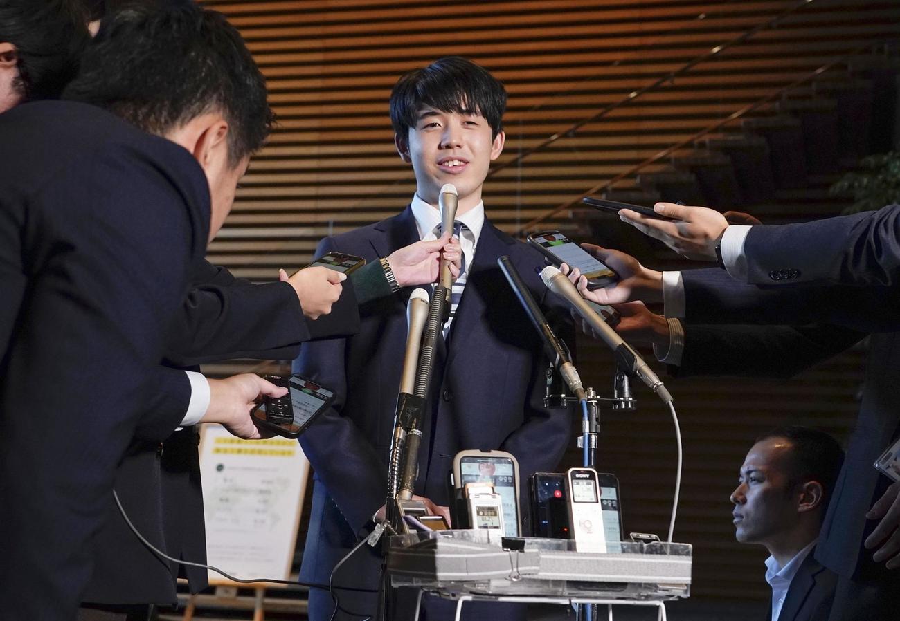 内閣総理大臣顕彰式を終え、取材に応じる将棋の藤井聡太八冠（共同）