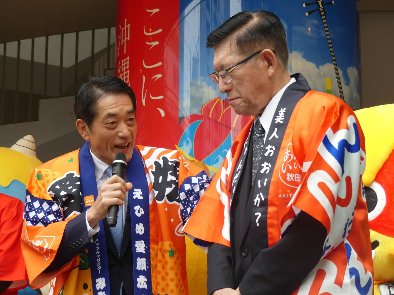 「じゃこ天騒動」から実現した合同物産展で愛媛県の中村時広知事（左）の言葉に顔をしかめる秋田県の佐竹敬久知事（撮影・中山知子）