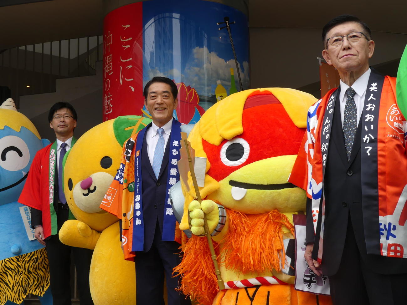 「じゃこ天騒動」から実現した合同物産展に出席した愛媛県の中村時広知事（左）と秋田県の佐竹敬久知事（撮影・中山知子）