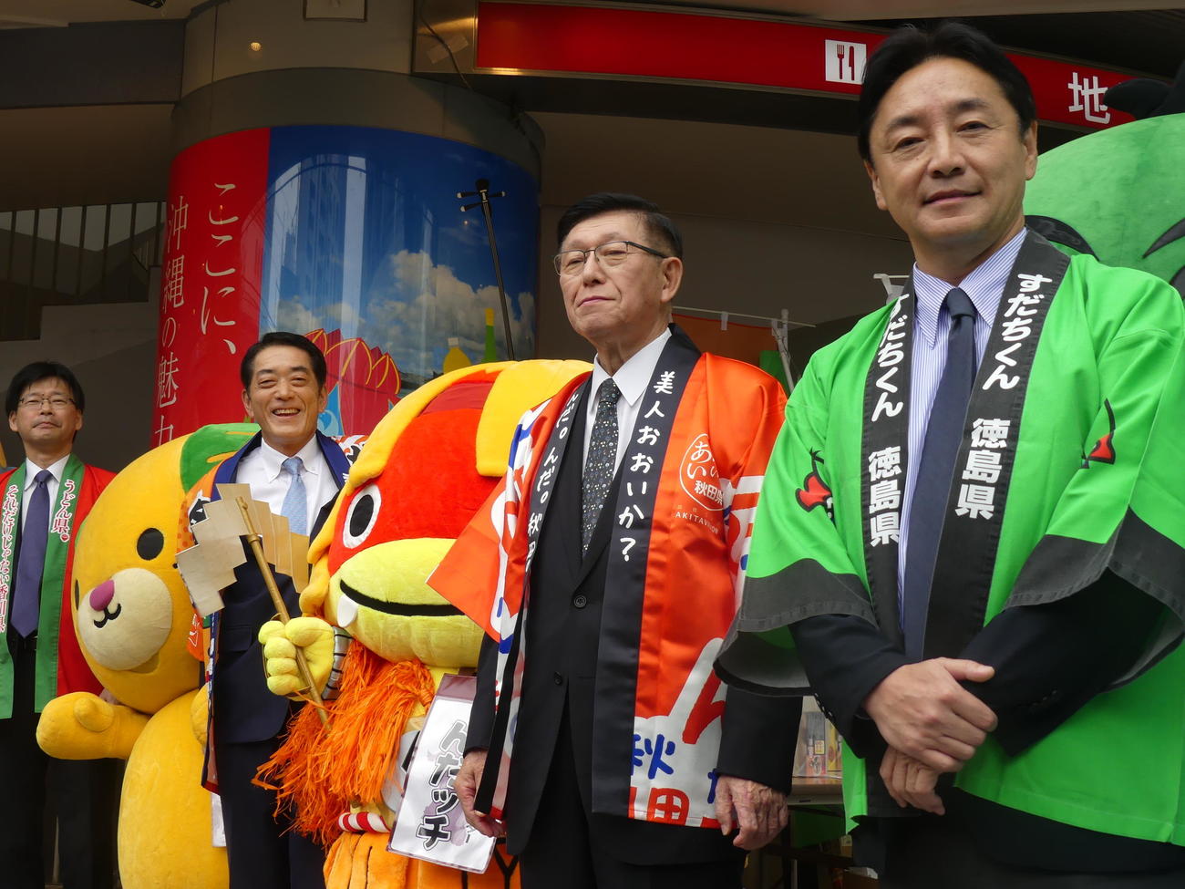 秋田県と四国4県の合同物産展に出席した徳島県の後藤田正純知事（右）（撮影・中山知子）