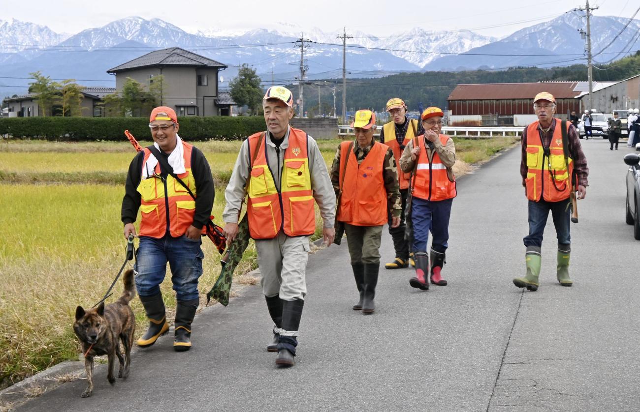 男性2人がクマに襲われた現場付近を警戒する猟友会の会員＝16日午後、富山市上今町（共同）
