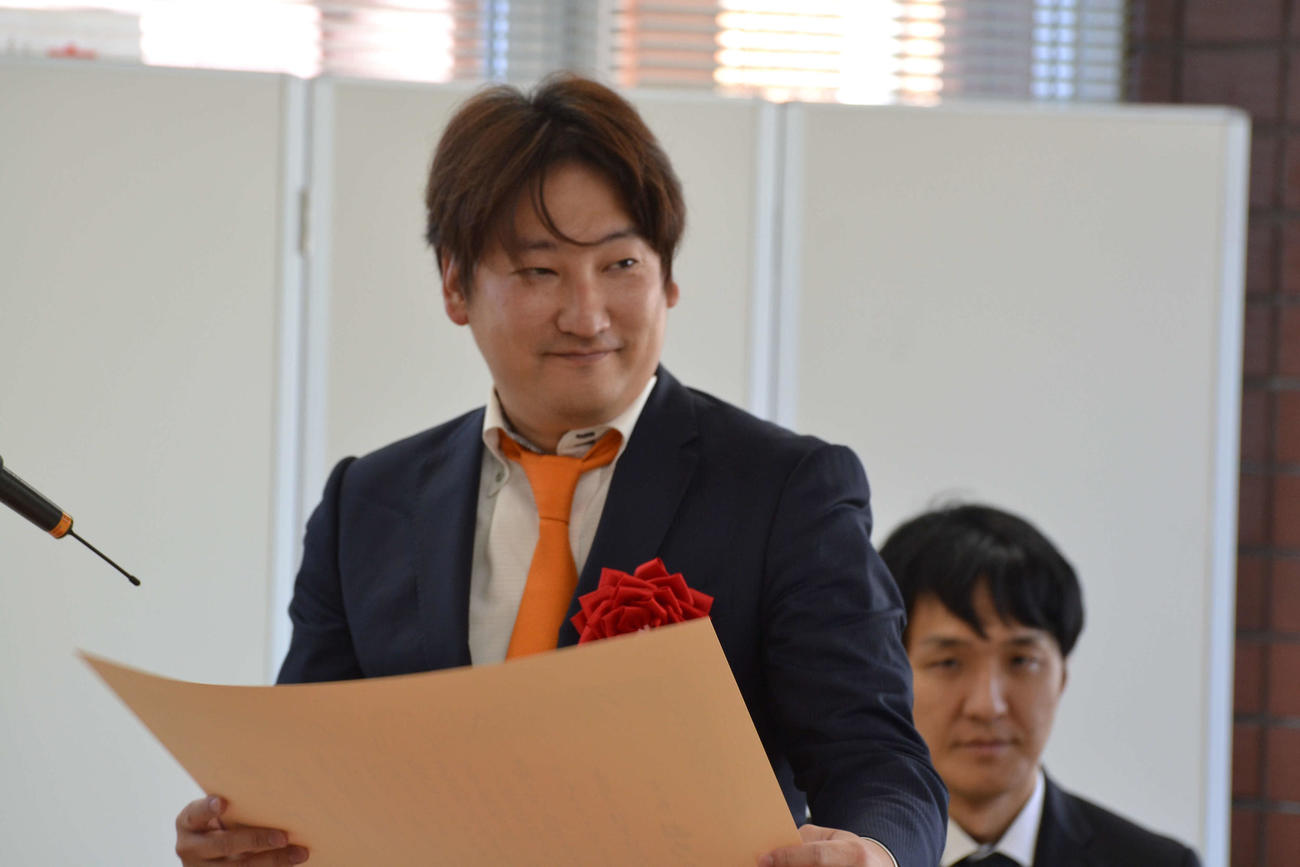 感謝状を手にする「HEROZ（ヒーローズ）」の林隆弘社長