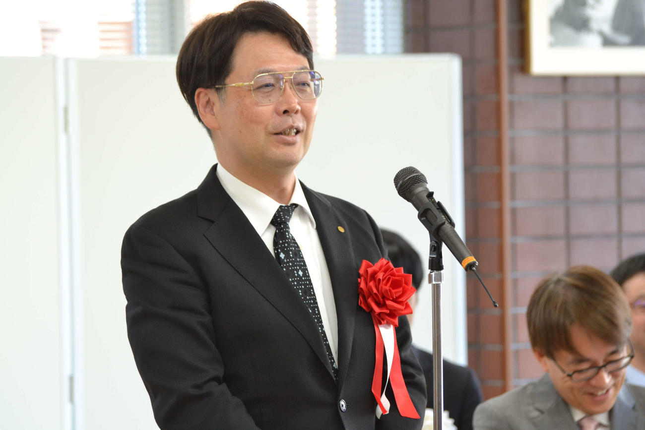 表彰者代表してユーモアを交えてあいさつした森下卓九段（右で笑っているのは日本将棋連盟会長の羽生善治九段）