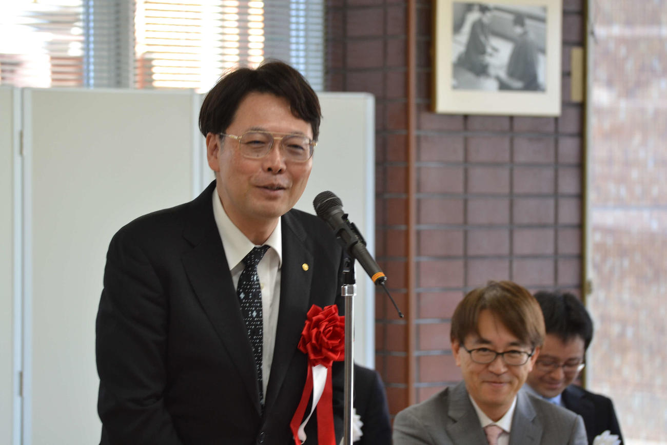 表彰者代表してユーモアを交えてあいさつした森下卓九段（右で笑っているのは日本将棋連盟会長の羽生善治九段）
