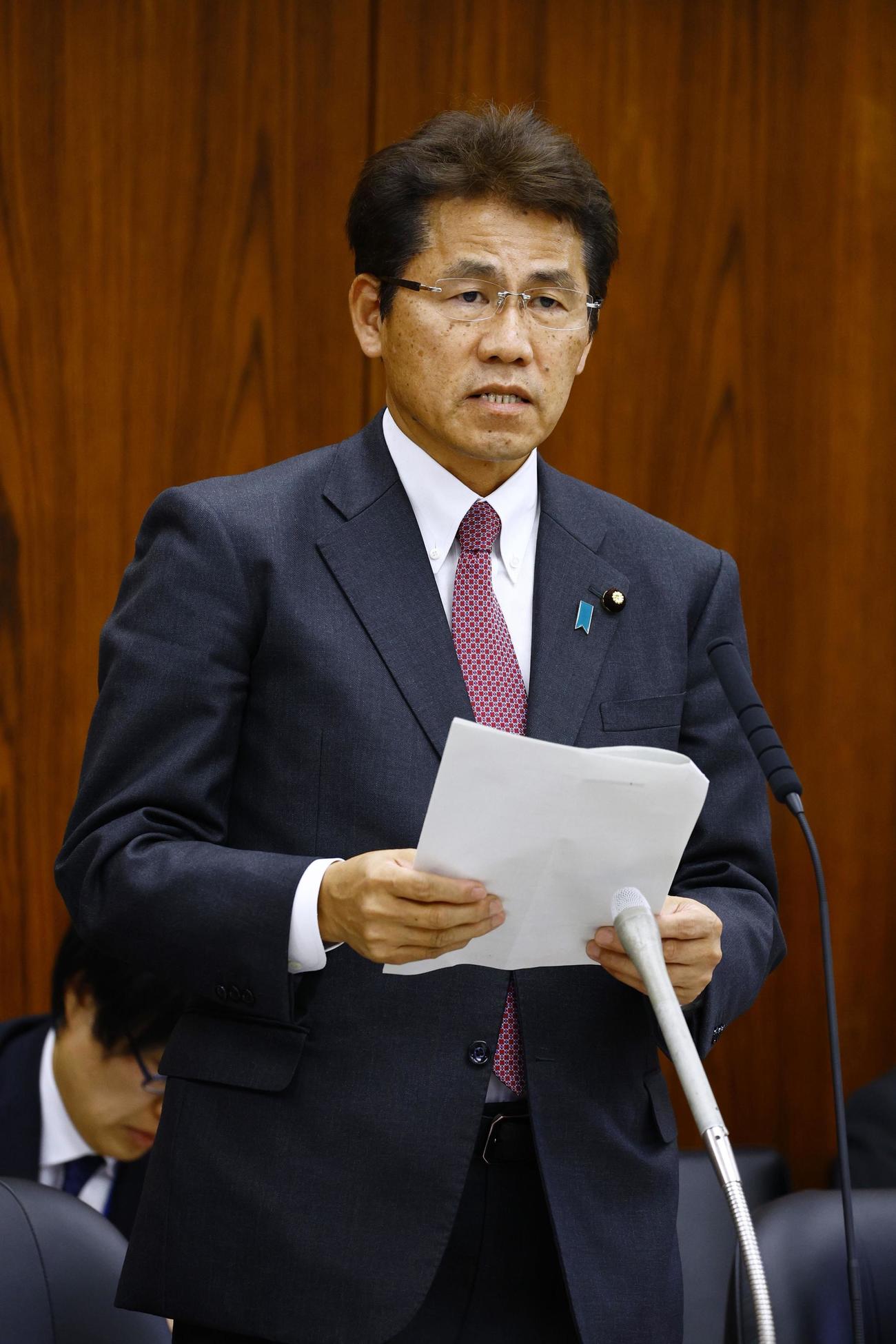 参院外交防衛委で答弁する自民党の三宅伸吾防衛政務官（共同）