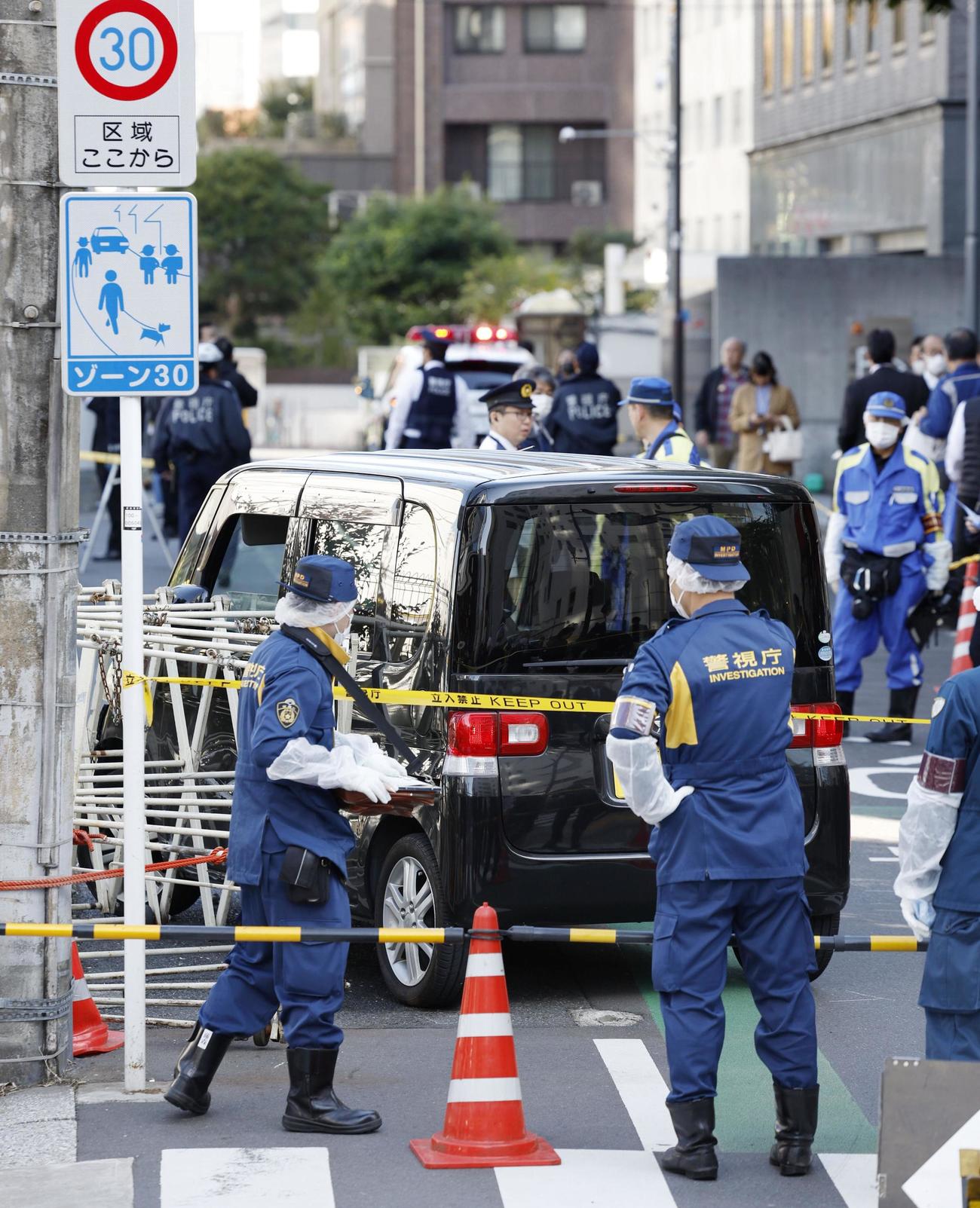 イスラエル大使館近くの柵に突っ込んだ車を調べる警視庁の捜査員ら（共同）
