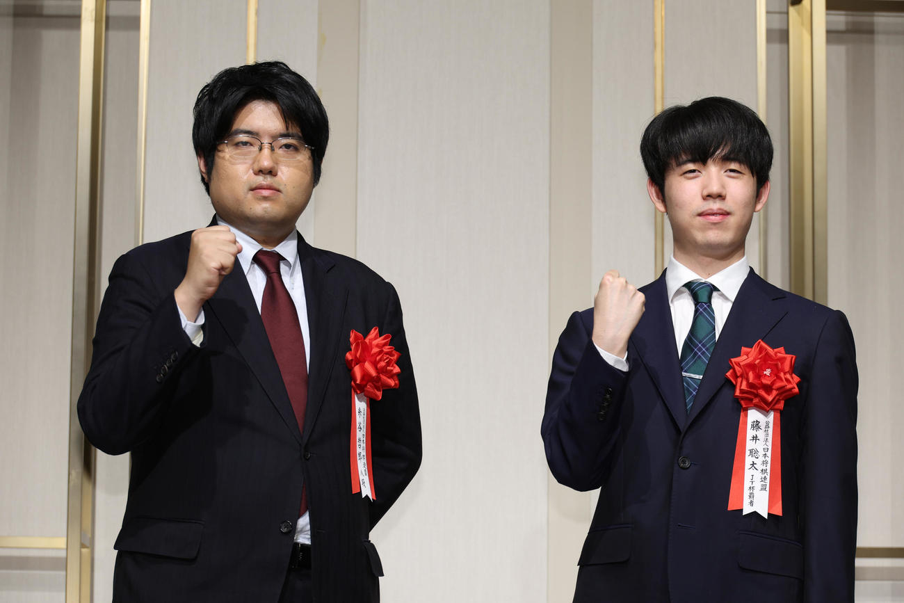 将棋日本シリーズJTプロ公式戦トークイベントで記念撮影する藤井聡太JT覇者（右）と糸谷哲郎八段（撮影・中島郁夫）