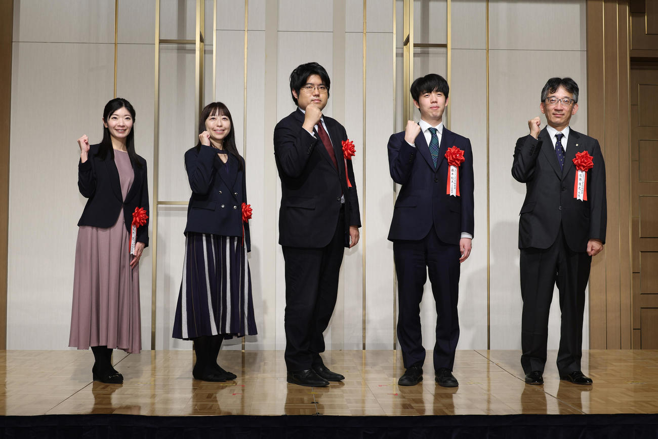 将棋日本シリーズJTプロ公式戦トークイベントで記念撮影する、左から飯野愛女流初段、安食総子女流二段、糸谷哲郎八段、藤井聡太JT覇者、佐藤康光九段（撮影・中島郁夫）