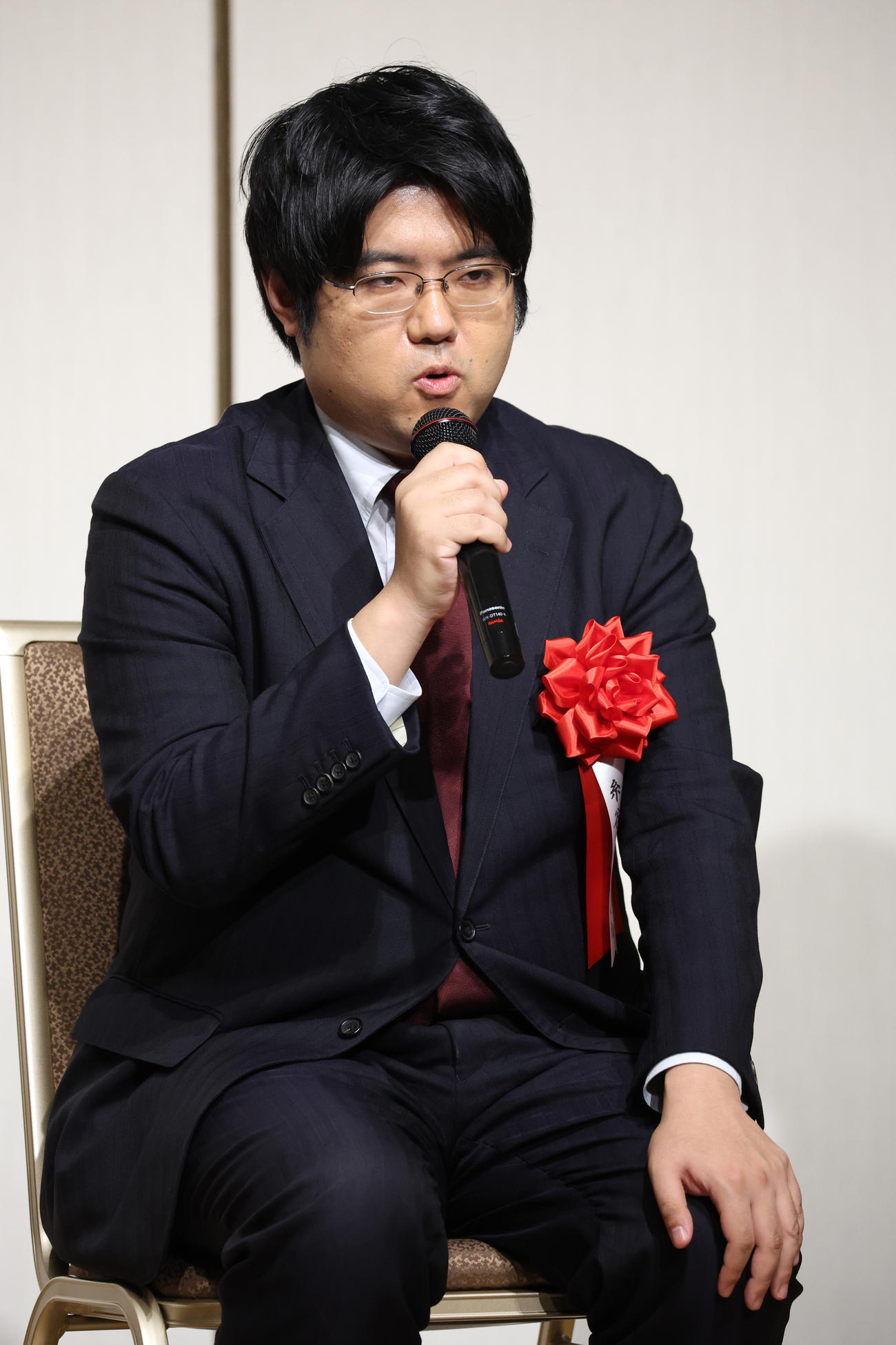 将棋日本シリーズJTプロ公式戦決勝戦を前にトークイベントを行った糸谷哲郎八段（撮影・中島郁夫）