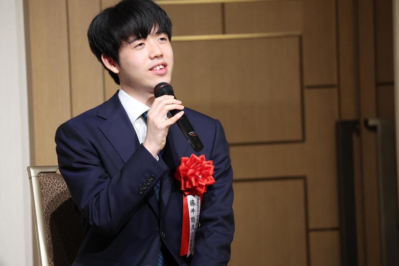 将棋日本シリーズJTプロ公式戦決勝戦を前にトークイベントを行った藤井聡太JT覇者（撮影・中島郁夫）