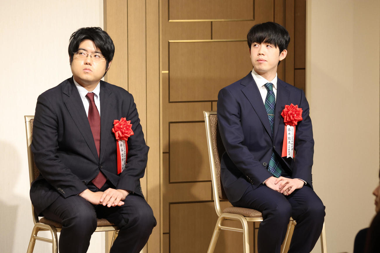 将棋日本シリーズJTプロ公式戦決勝戦を前にトークイベントを行った藤井聡太JT杯覇者（右）と糸谷哲郎八段（2023年11月17日撮影）