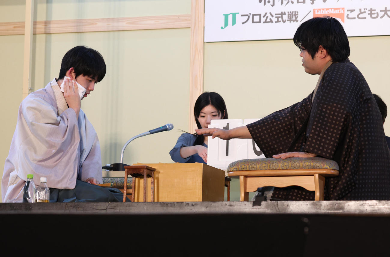 対局を終え汗を拭う藤井聡太JT杯覇者。右は糸谷哲郎八段（撮影・中島郁夫）