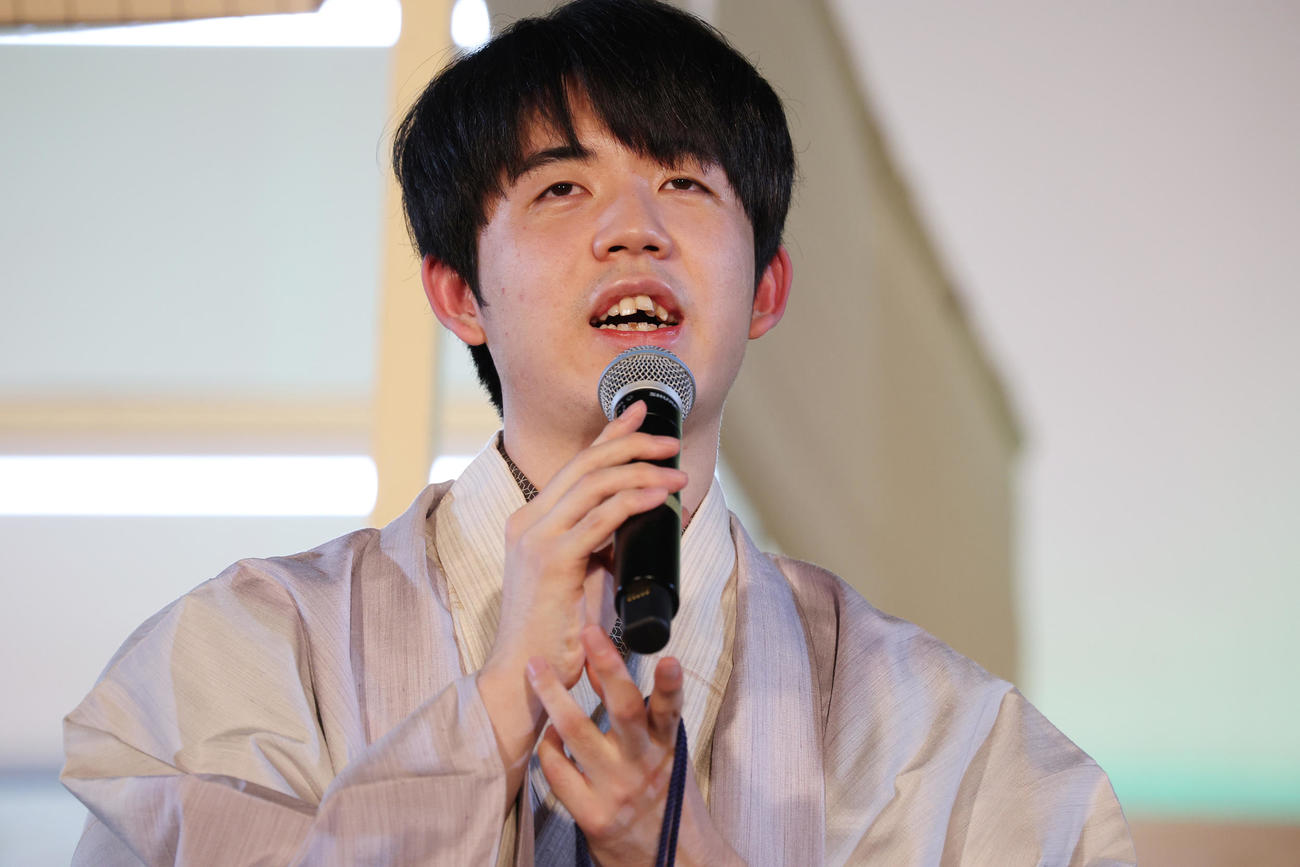 将棋日本シリーズJTプロ公式戦で2連覇し対局の感想を語る藤井聡太JT杯覇者（撮影・中島郁夫）