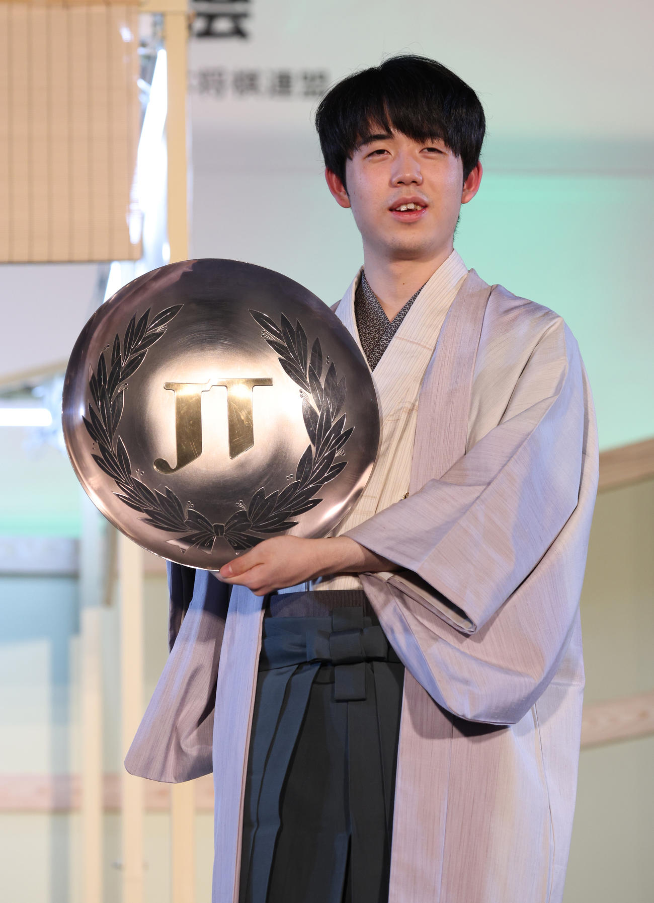 2連覇し優勝杯を手にする藤井聡太JT杯覇者（撮影・中島郁夫）