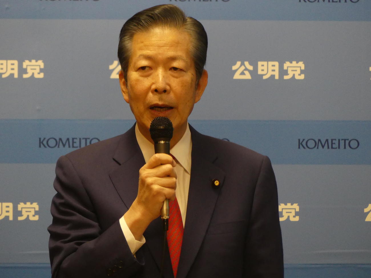 議員総会のあいさつで、支持母体である創価学会の池田大作名誉会長の死を悼む公明党の山口那津男代表（撮影・中山知子）