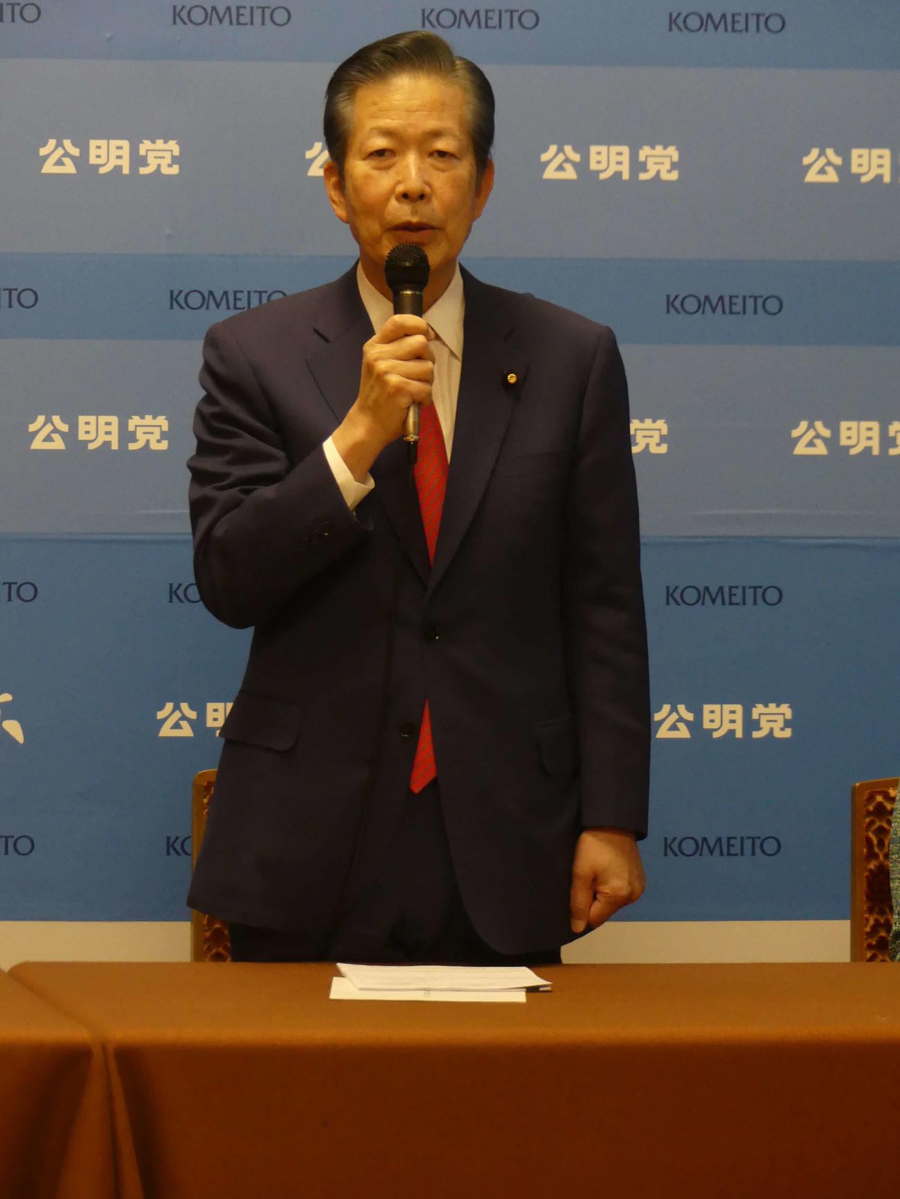 議員総会のあいさつで、支持母体である創価学会の池田大作名誉会長の死を悼む公明党の山口那津男代表（撮影・中山知子）