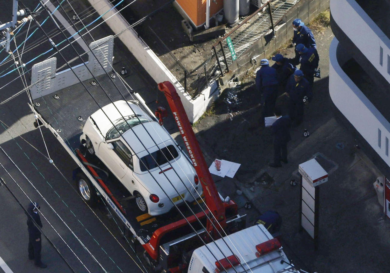 歩行者の列に車が突っ込んだ福岡県宇美町の事故現場＝21日午前10時25分（共同）
