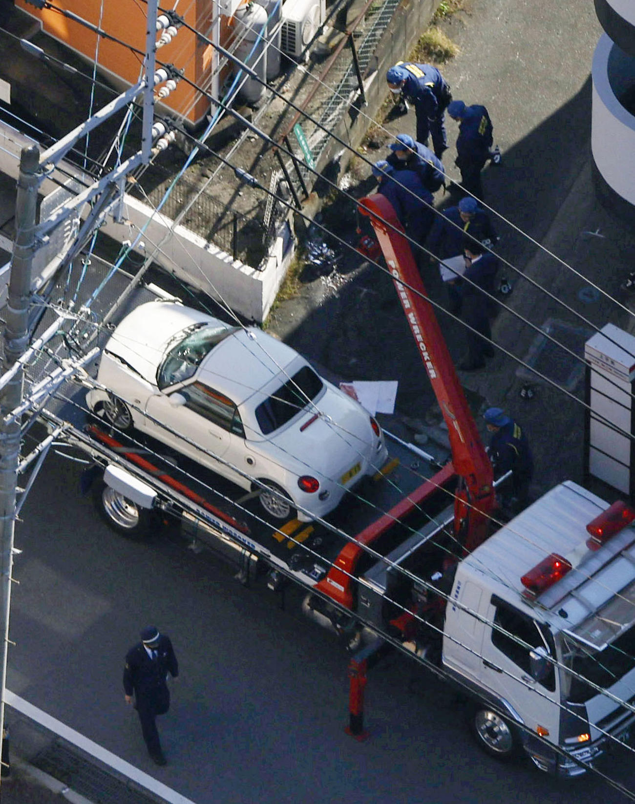 歩行者の列に車が突っ込んだ福岡県宇美町の事故現場＝21日午前10時25分（共同通信社ヘリから）