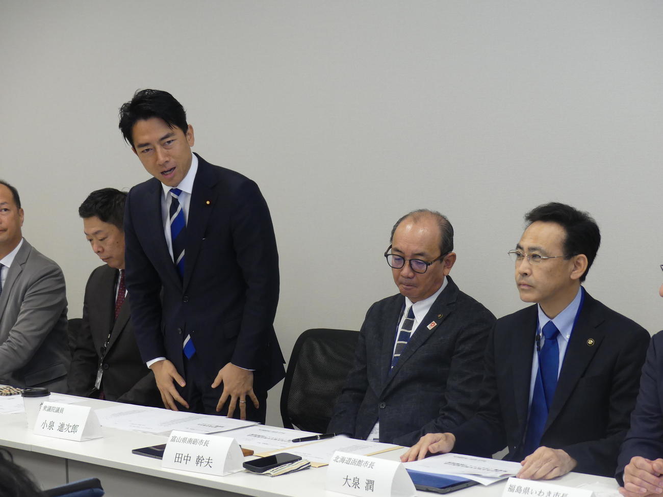 超党派ライドシェア勉強会初会合であいさつする小泉進次郎元環境相。右は大泉潤・北海道函館市長（撮影・中山知子）
