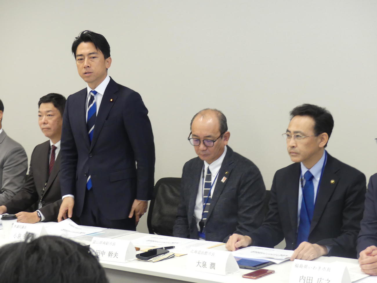 超党派ライドシェア勉強会初会合であいさつする小泉進次郎元環境相。右は大泉潤・北海道函館市長（撮影・中山知子）