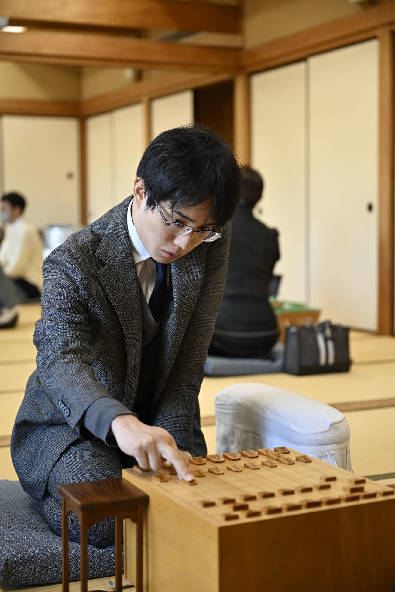 永瀬拓矢九段と対戦する佐々木勇気八段（日本将棋連盟提供）