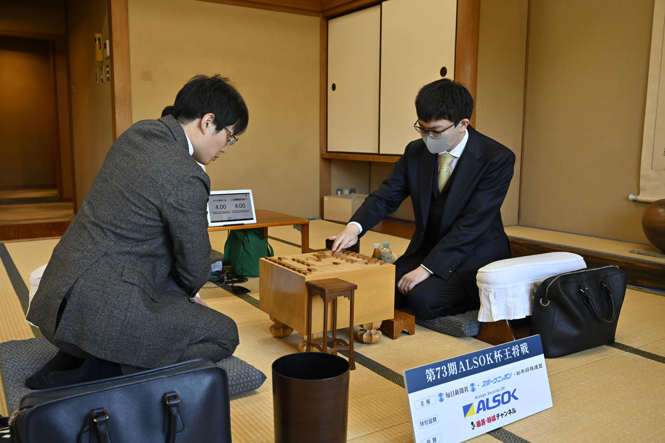 佐々木勇気八段（左）との挑戦者決定リーグ最終戦に臨む永瀬拓矢九段（右、日本将棋連盟提供）