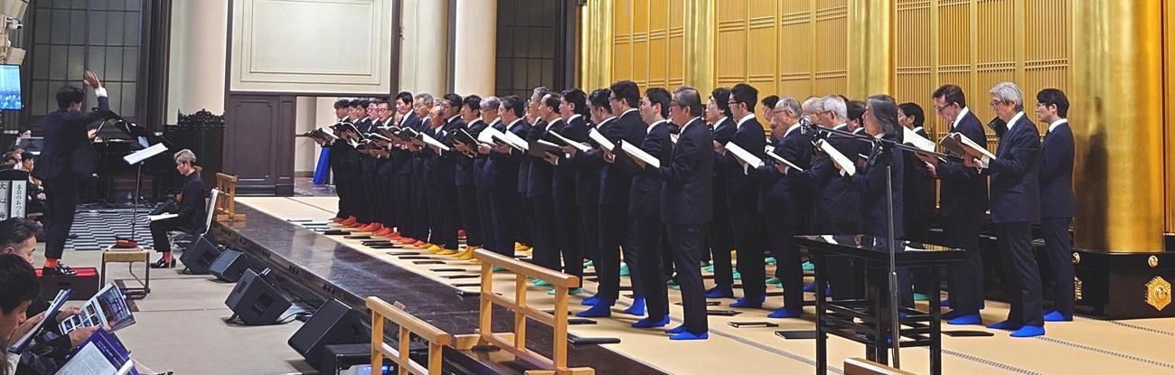 六本木男声合唱団ZIG－ZAGの団員83人は築地本願寺で熱唱した（撮影・寺沢卓）