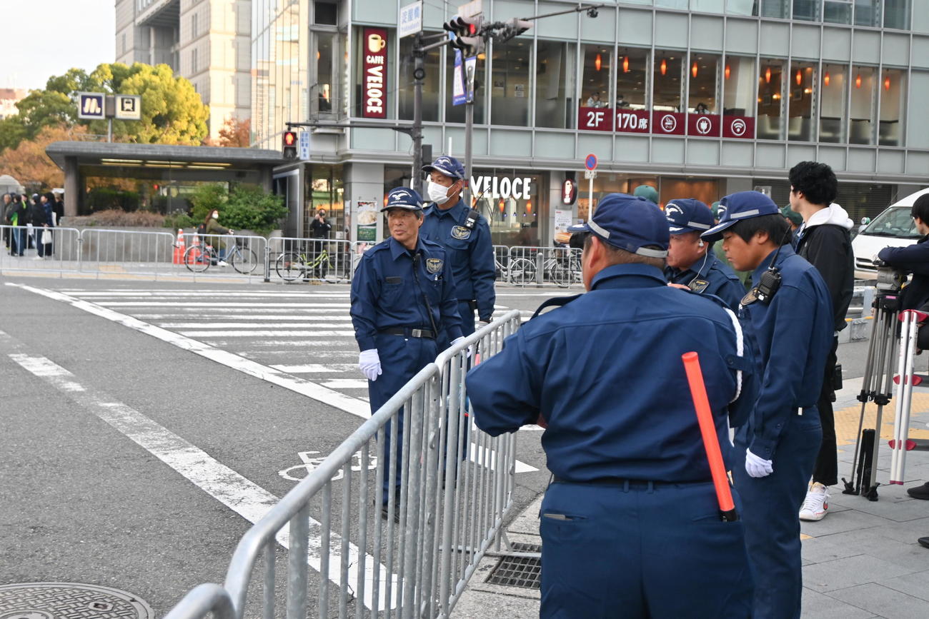 御堂筋パレードの会場となる最寄り駅「淀屋橋」の横断歩道を“封鎖”する警備員ら（撮影・松浦隆司）