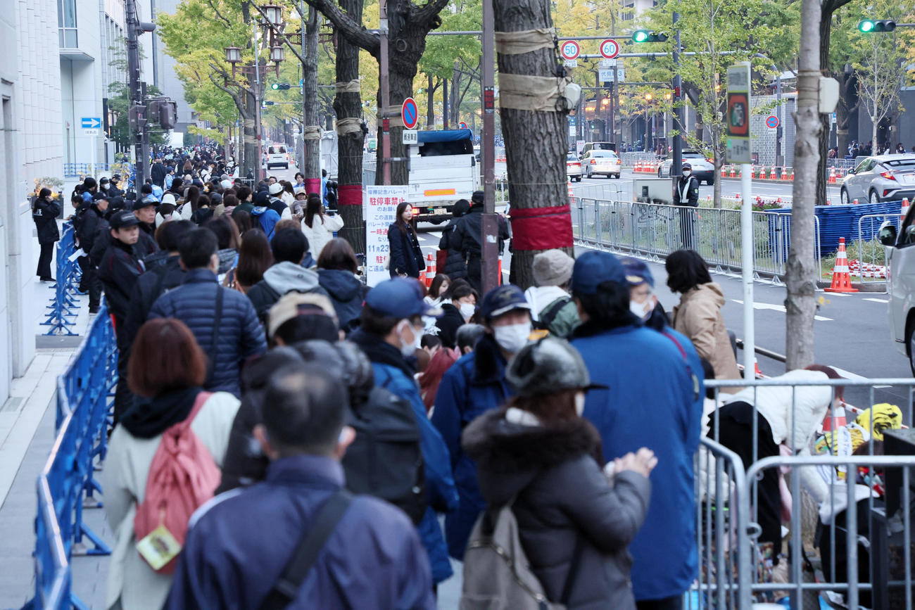 朝7時過ぎ、すでに多くのファンが沿道に陣取る（撮影・加藤哉）