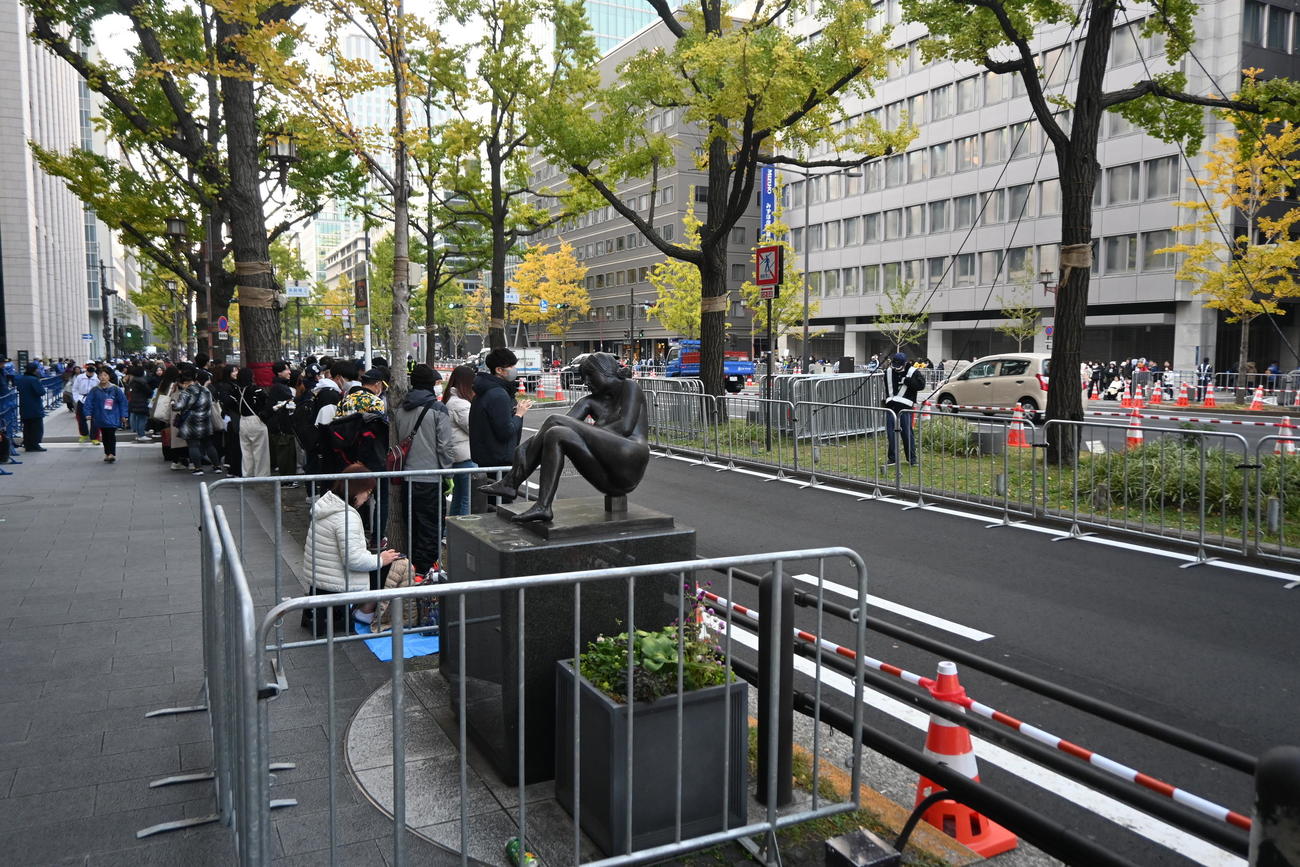 御堂筋の歩道にあるブロンズ像の周囲にはよじ登り防止の柵が置かれ、“厳戒態勢”に入った（撮影・松浦隆司）