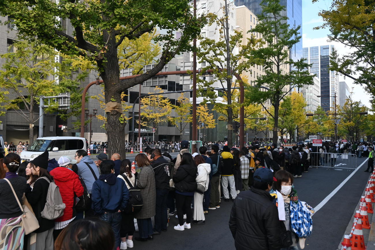御堂筋パレードのゴール地点には多くのファンが詰め掛けた（撮影・松浦隆司）