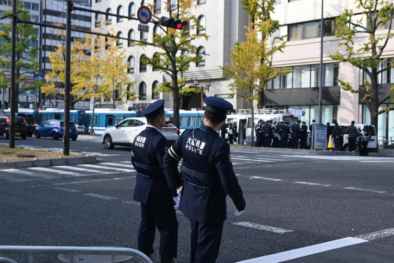 御堂筋パレードのゴール地点には警察官がスタンバイ（撮影・松浦隆司）