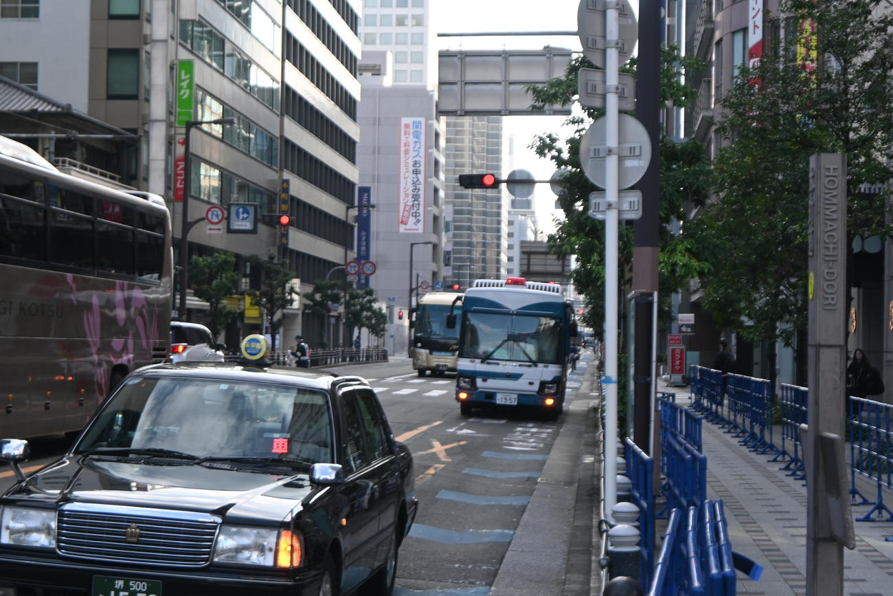 御堂筋パレードの会場近くには警察車両も待機（撮影・松浦隆司）