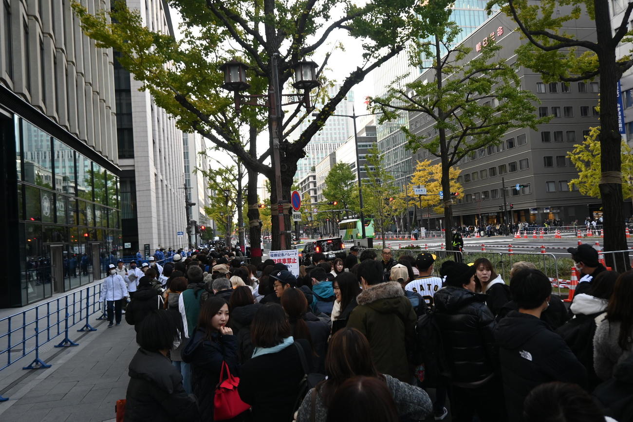 御堂筋パレードの会場となる御堂筋の歩道には場所取りのため、多くのファンが詰め掛けた（撮影・松浦隆司）