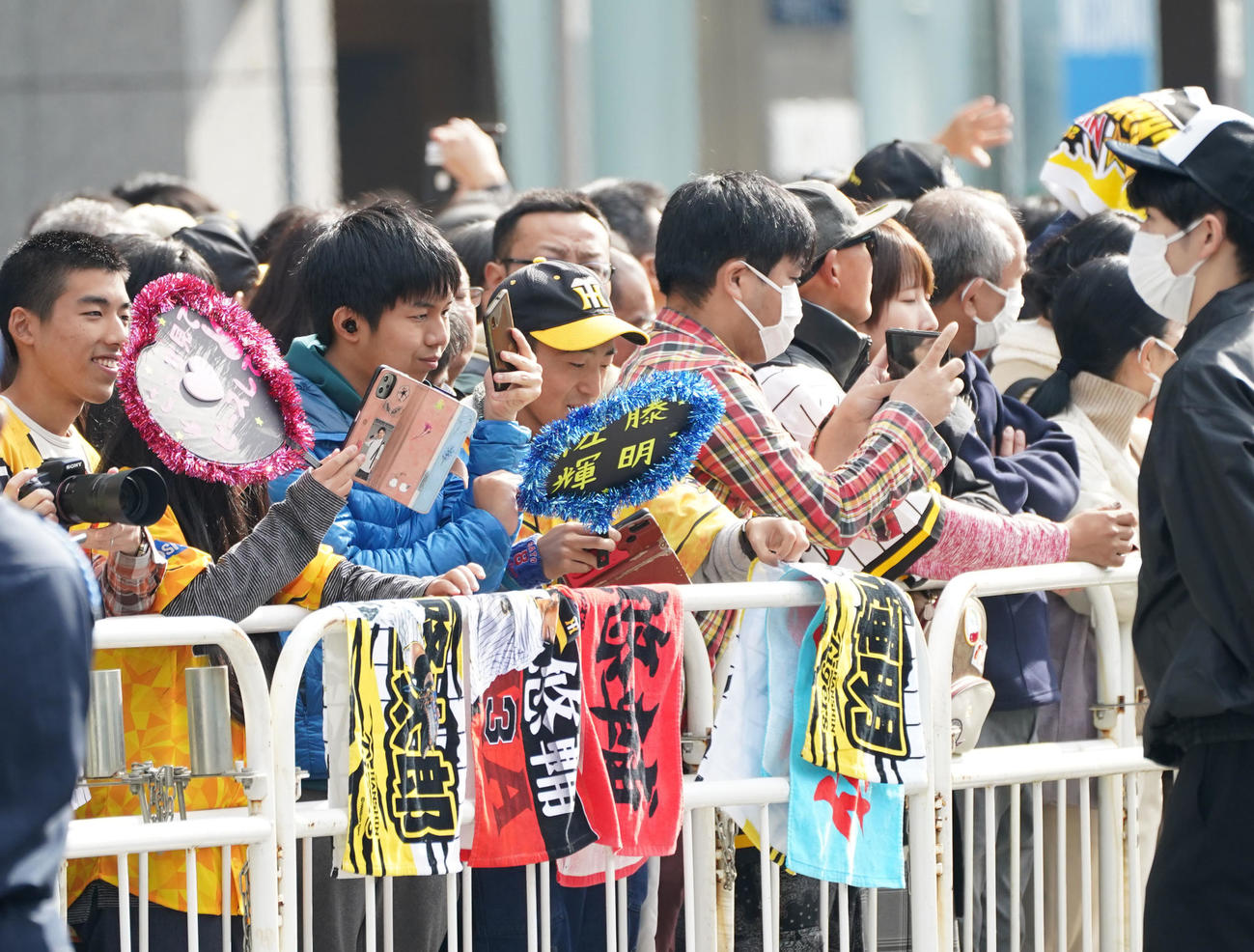 パレードを待つ阪神ファン（撮影・森本幸一）
