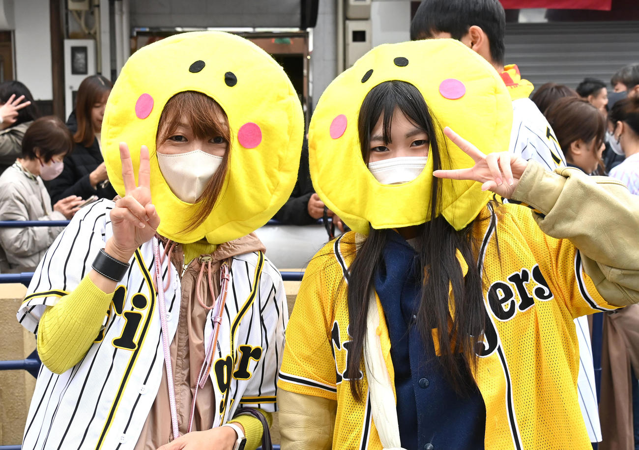 パインアレをかぶった阪神ファン（撮影・石井愛子）